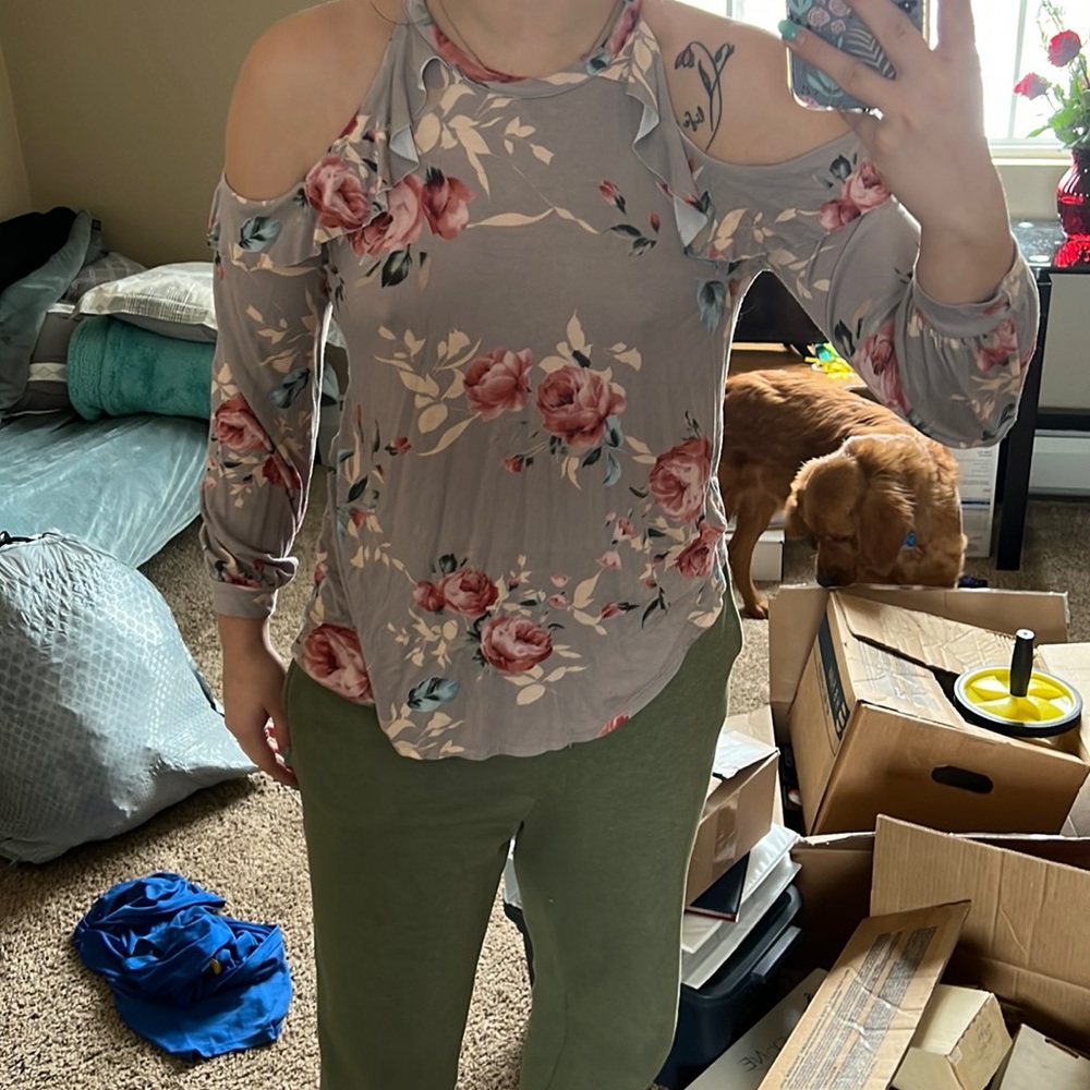 Long sleeve open shoulder floral top.